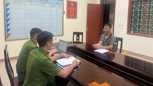 Tạm giữ đối tượng đánh nhân viên xe buýt, bắt quỳ xuống đường xin lỗi