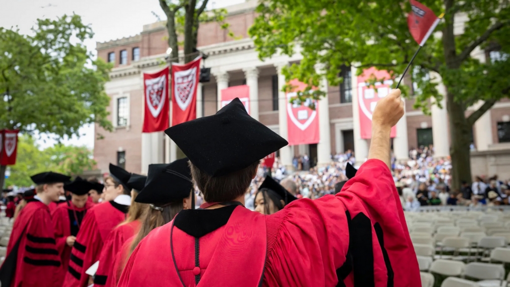 Lần đầu tiên sau nhiều thập kỷ, số lượng sinh viên quốc tế đến Mỹ sụt giảm mạnh