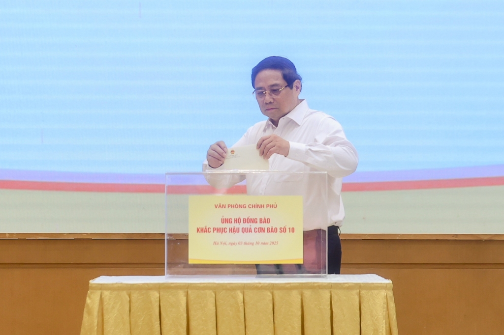 Thủ tướng Phạm Minh Chính cùng lãnh đạo Chính phủ và tập thể Văn phòng Chính phủ ủng hộ đồng bào bị thiệt hại do bão lũ