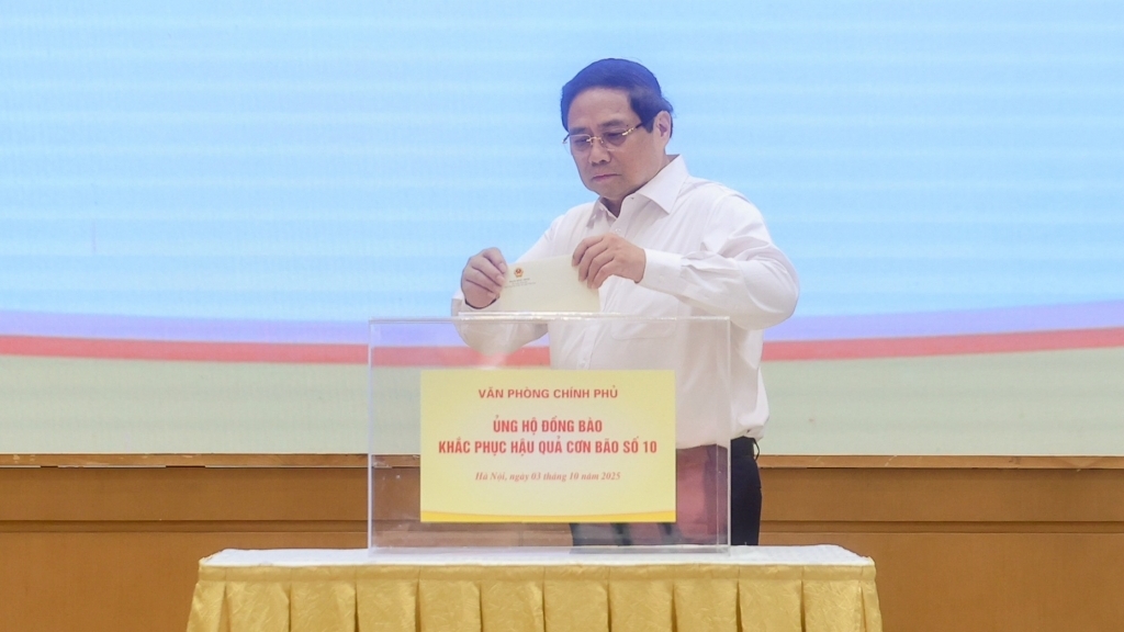 Thủ tướng Phạm Minh Chính cùng lãnh đạo Chính phủ và tập thể Văn phòng Chính phủ ủng hộ đồng bào bị thiệt hại do bão lũ