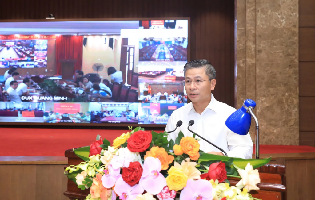 Giám đốc Sở Xây dựng Hà Nội Nguyễn Phi Thường báo cáo về khó khăn, vướng mắc trong phân cấp quản lý, duy tu, duy trì, kết cấu hạ tầng giao thông, kết cấu hạ tầng kỹ thuật, các nhóm dịch vụ công ích