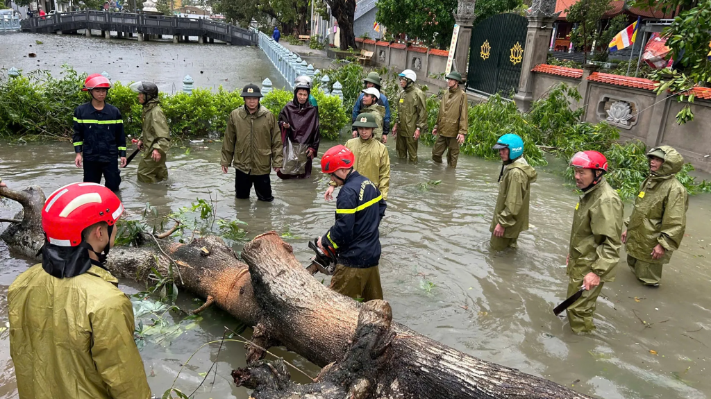 Lực lượng chức năng tỉnh Thanh Hoá hỗ trợ người dân khắc phục hậu quả ngập lụt sau bão số 10