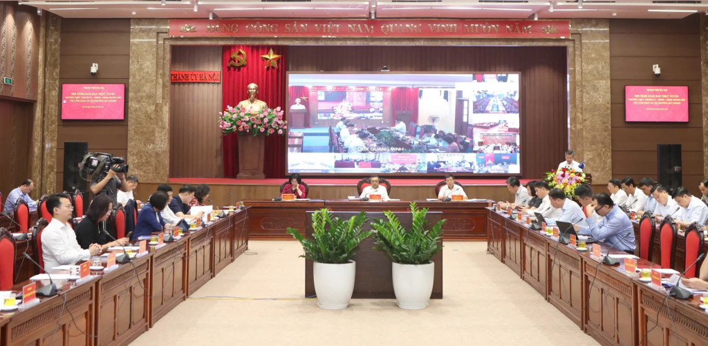 Hội nghị giao ban trực tuyến giữa Thường trực Thành ủy - HĐND - UBND TP với lãnh đạo các xã, phường quý III/2025