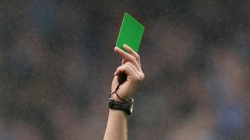 FIFA thử nghiệm “thẻ xanh” trong bóng đá: bước ngoặt lịch sử sau hơn nửa thế kỷ