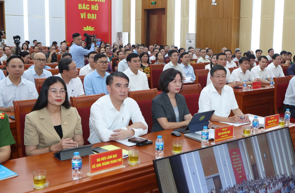 Quang cảnh cuộc tiếp xúc cử tri tại Đơn vị bầu cử số 4