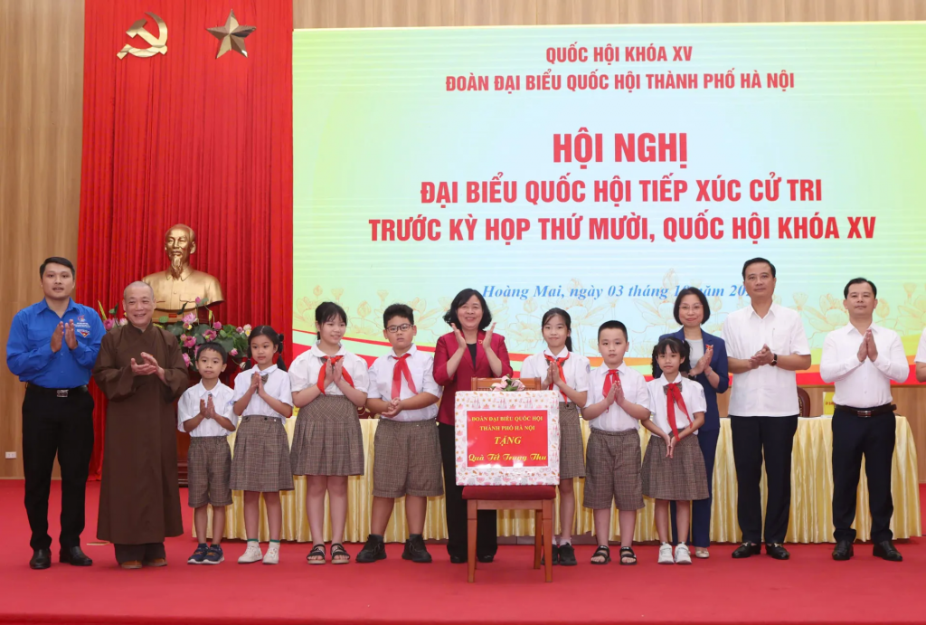 Ủy viên Bộ Chính trị, Bí thư Thành ủy, Trưởng đoàn đại biểu Quốc hội TP Hà Nội Bùi Thị Minh Hoài cùng các đại biểu Quốc hội (Đơn vị bầu cử số 4) tặng quà Tết Trung thu cho các thiếu nhi