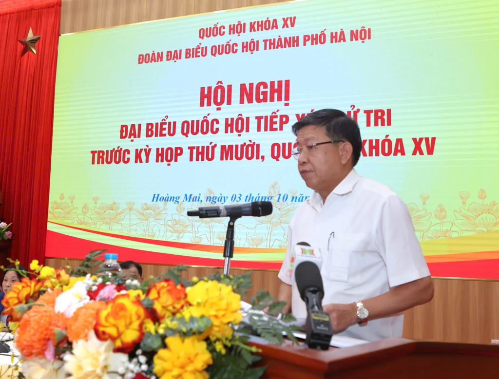 Phó Chủ tịch UBND TP Hà Nội Dương Đức Tuấn trao đổi với cử tri về những nội dung thuộc thẩm quyền