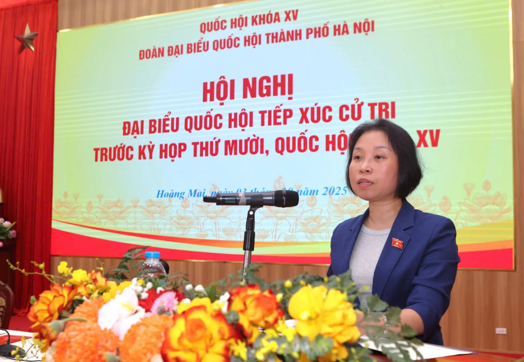 Phó Chủ tịch HĐND TP Phạm Thị Thanh Mai - Phó Trưởng đoàn đại biểu Quốc hội TP Hà Nội trình bày dự kiến chương trình Kỳ họp thứ 10, Quốc hội khóa XV và báo cáo kết quả trả lời của các cơ quan có thẩm quyền với cử tri tại các kỳ tiếp xúc trước