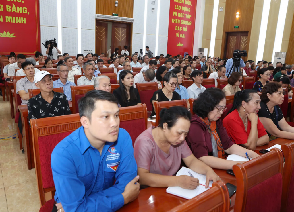 Quang cảnh cuộc tiếp xúc cử tri tại Đơn vị bầu cử số 4