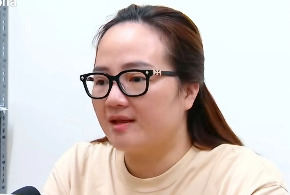 Hoàng Hường tại cơ quan công an. Ảnh: VTV Hoàng Hường tại cơ quan công an. Ảnh: VTV