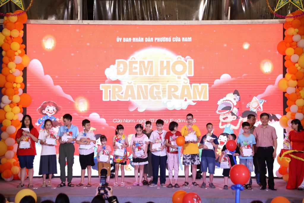 Phó Bí thư Đảng ủy, Chủ tịch UBND phường Cửa Nam Nguyễn Quốc Hoàn trao tặng quà cho các em thiếu nhi có hoàn cảnh khó khăn