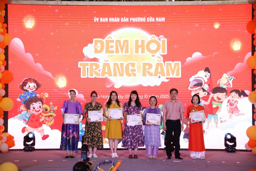 Phó Bí thư Đảng ủy, Chủ tịch UBND phường Cửa Nam Nguyễn Quốc Hoàn trao giải cho các cụm tổ dân phố đạt giải Xuất sắc, Nhất, Nhì, Ba trong phần thi bày mâm cỗ Trung thu