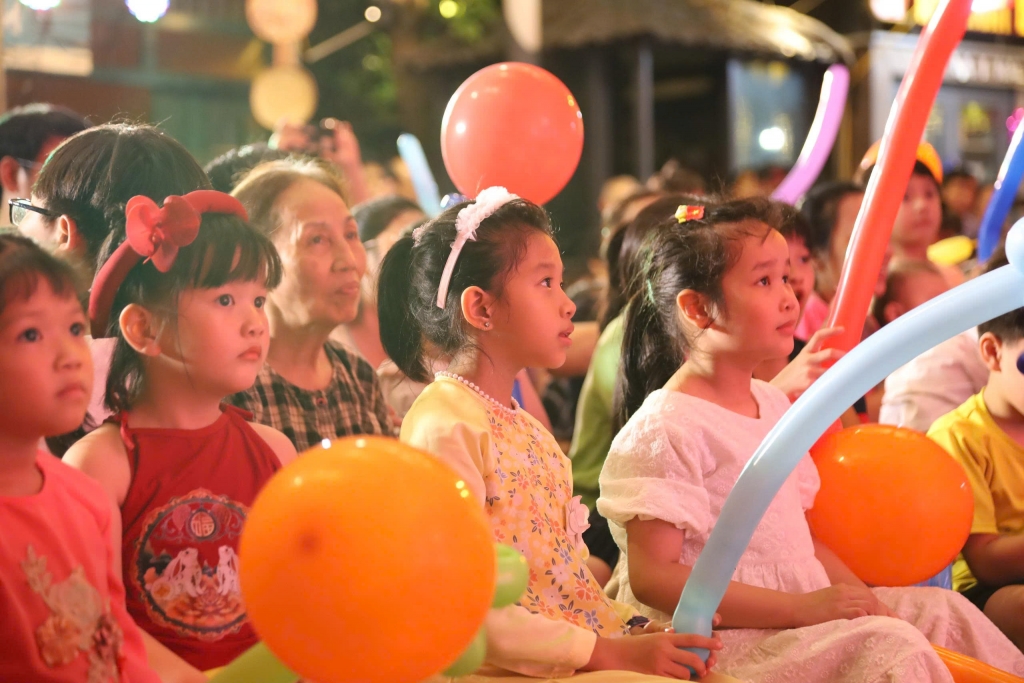 Tại “Đêm hội trăng rằm”, các em thiếu nhi được xem biểu diễn văn nghệ, tham gia trò chơi đố vui có thưởng, được tặng quà Trung Thu và phá cỗ “Đêm hội trăng rằm”.