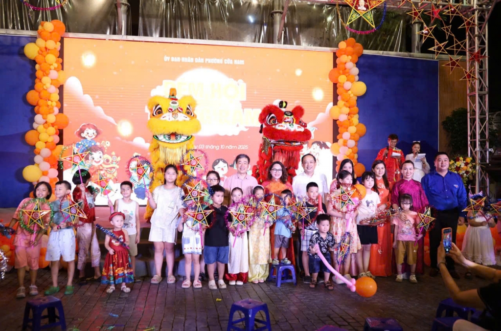 Lãnh đạo phường Cửa Nam chụp ảnh lưu niệm với các em thiếu nhi