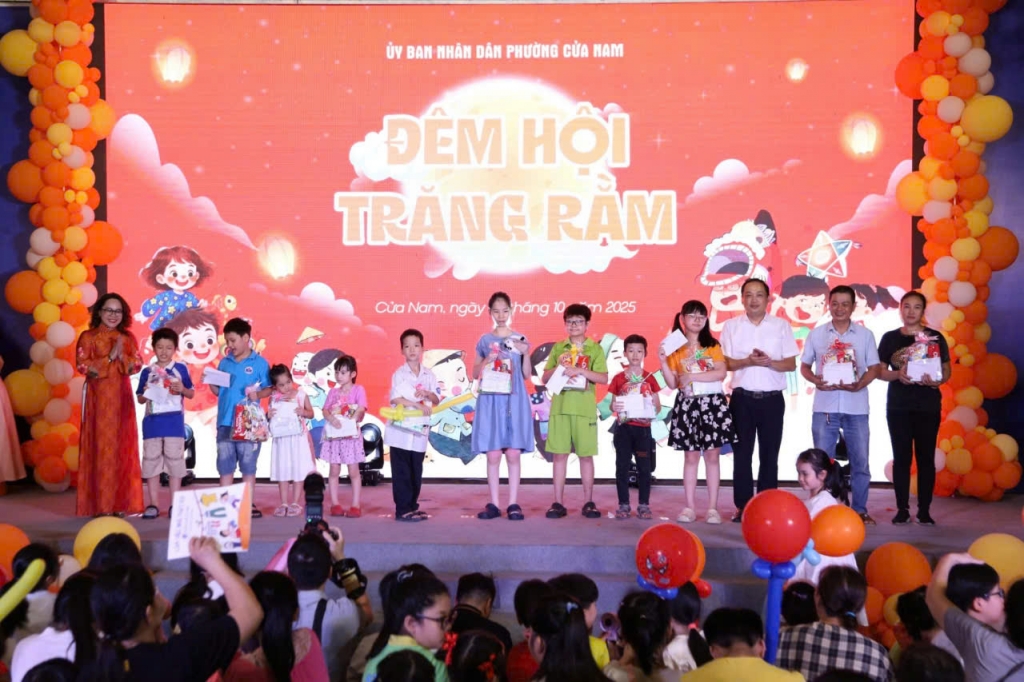 Chủ tịch Ủy ban MTTQ Việt Nam phường Cửa Nam Nguyễn Văn Dũng và Phó Chủ tịch UBND phường Cửa Nam Trịnh Ngọc Trâm tặng quà cho các e thiếu nhi