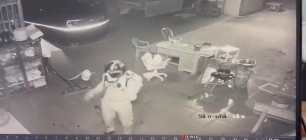 Hình ảnh cắt từ camera ghi lại một người đàn ông lạ đi lại trong ngôi nhà có 3 người tử vong. Nguồn: Công an tỉnh Đồng Nai.