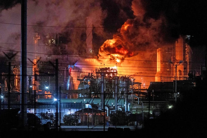 Hỏa hoạn kèm nổ lớn tại nhà máy lọc dầu, khói đen dày đặc bao trùm