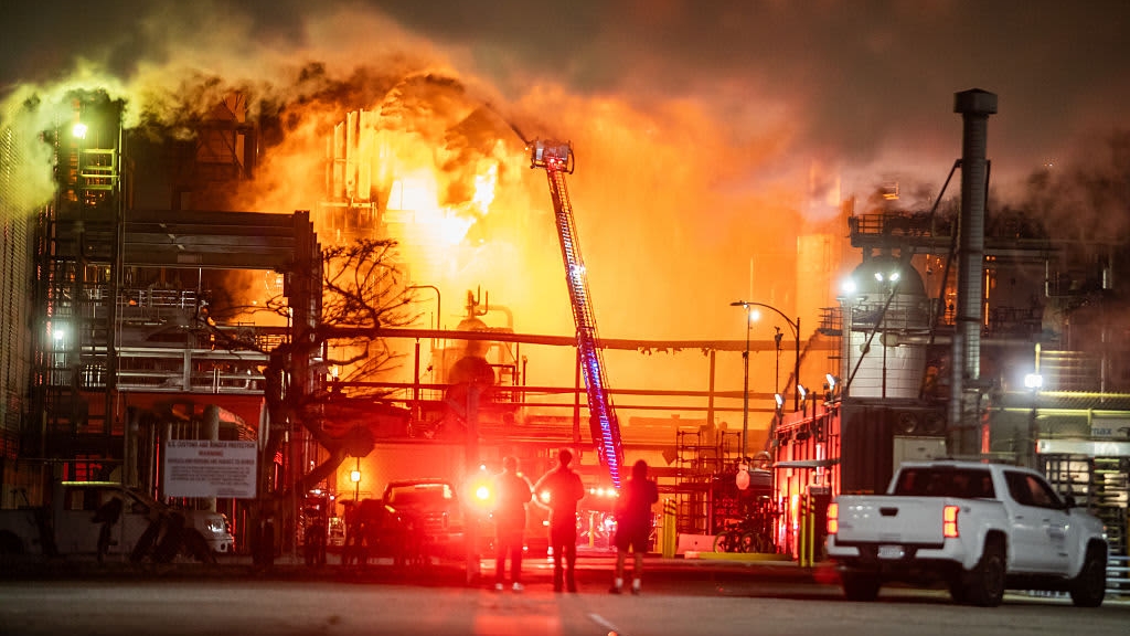 Hỏa hoạn kèm nổ lớn tại nhà máy lọc dầu, khói đen dày đặc bao trùm