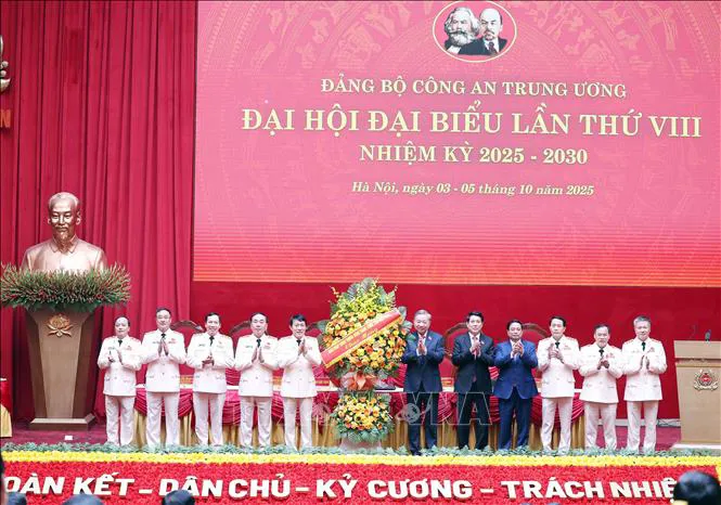 Tổng Bí thư Tô Lâm thay mặt Ban Chấp hành Trung ương tặng hoa, chúc mừng Đại hội. Ảnh: Thống Nhất/TTXVN