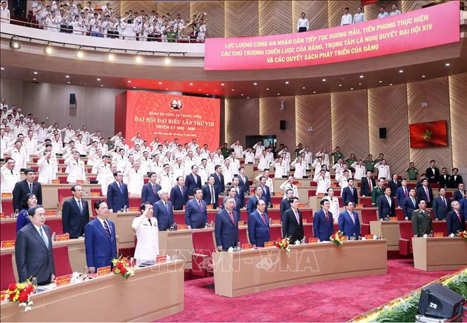 Tổng Bí thư Tô Lâm và các đại biểu thực hiện nghi lễ chào cờ tại Đại hội. Ảnh: Thống Nhất/TTXVN