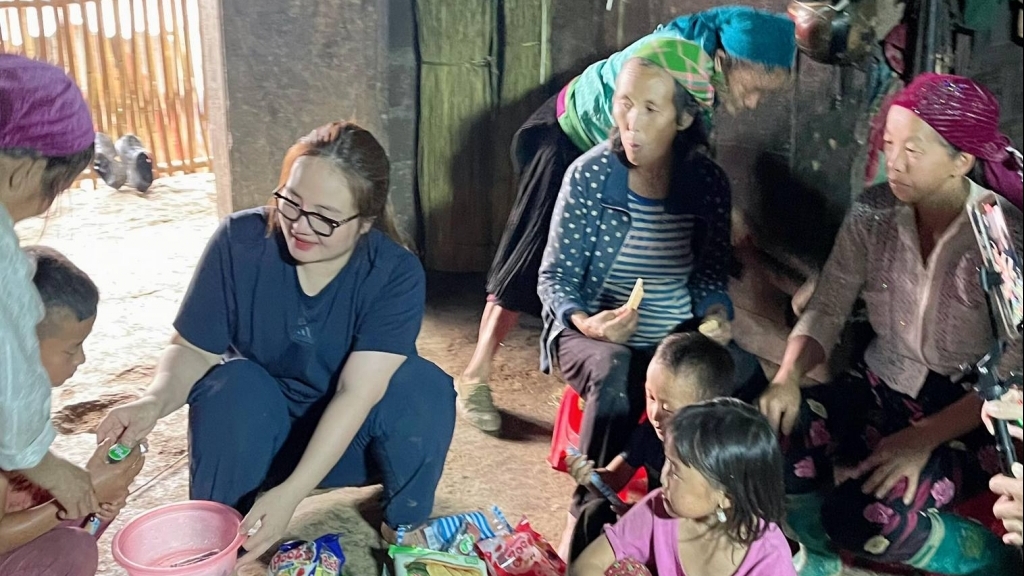 Hoàng Hường dùng hoạt động từ thiện như "tấm bình phong" đạo đức