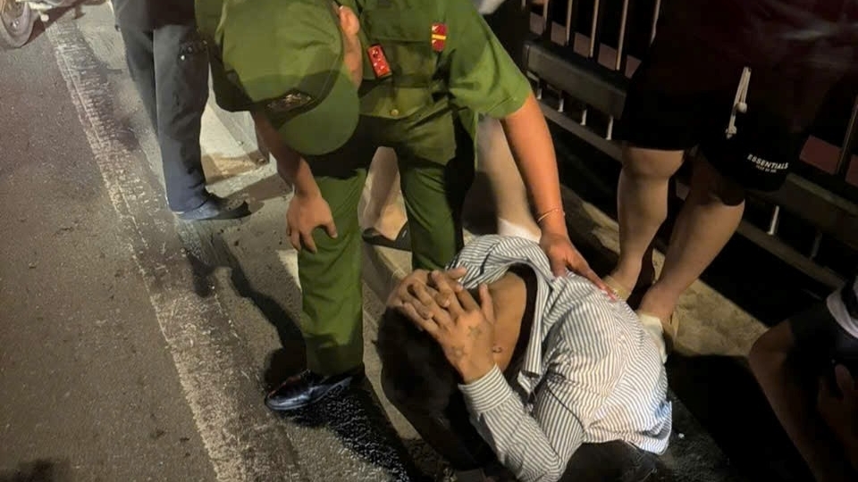 Nam thanh niên có ý định dại dột trên cầu Nhật Tân lúc nửa đêm