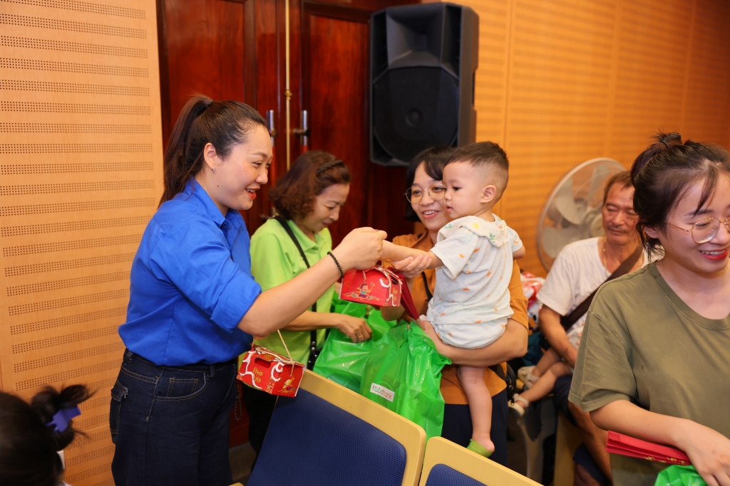 Tuổi trẻ Thủ đô trao gửi “Trung thu yêu thương” đến các em nhỏ