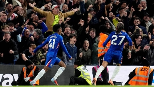 Gục ngã phút 95 trước Chelsea, Liverpool mất ngôi đầu Premier League