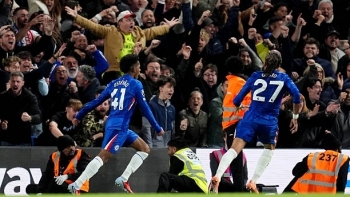 Gục ngã phút 95 trước Chelsea, Liverpool mất ngôi đầu Premier League