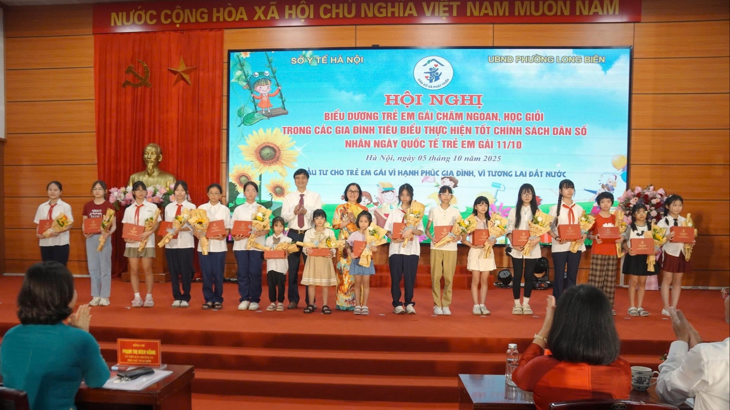 Phường Long Biên biểu dương 80 trẻ em gái tiêu biểu nhân Ngày Quốc tế Trẻ em gái