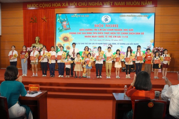 Phường Long Biên biểu dương 80 trẻ em gái tiêu biểu nhân Ngày Quốc tế Trẻ em gái