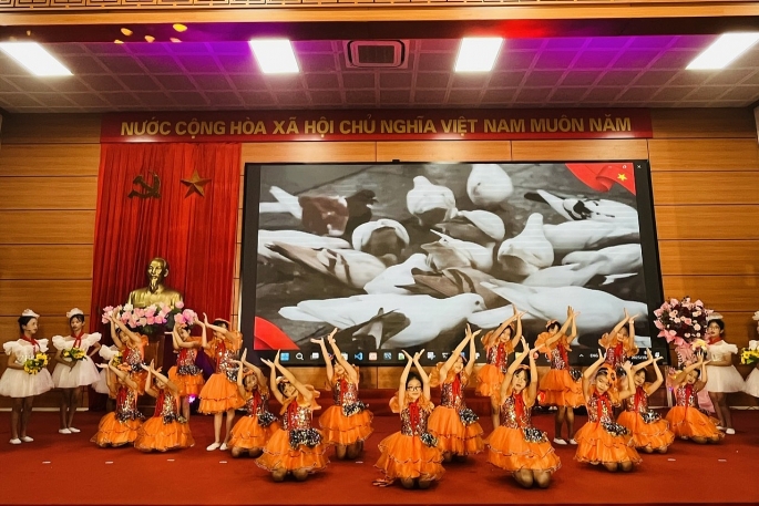 Phường Long Biên biểu dương 80 trẻ em gái tiêu biểu nhân Ngày Quốc tế Trẻ em gái