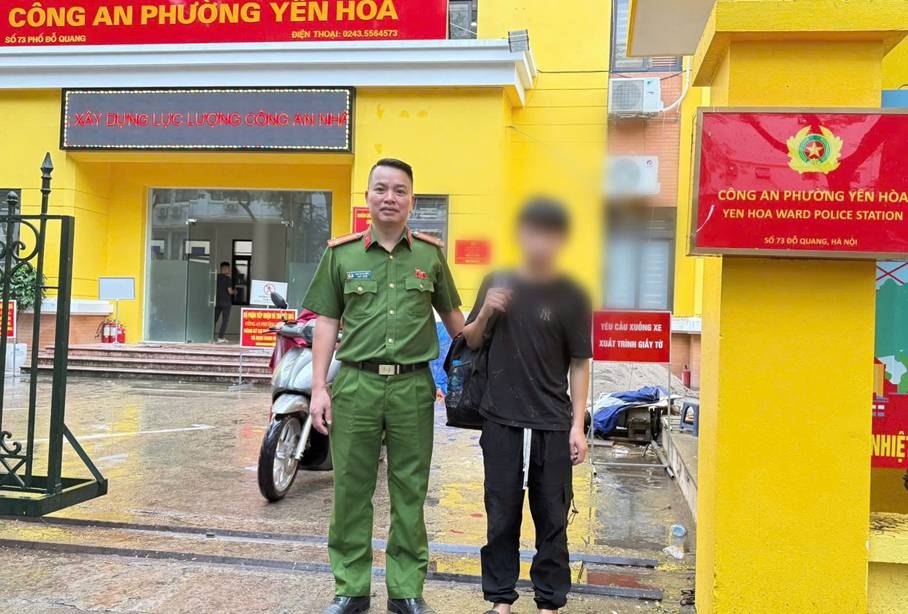 Cán bộ Công an phường Yên Hòa giúp đỡ nam thiếu niên về với gia đình ở Điện Biên. Ảnh: CQCA
