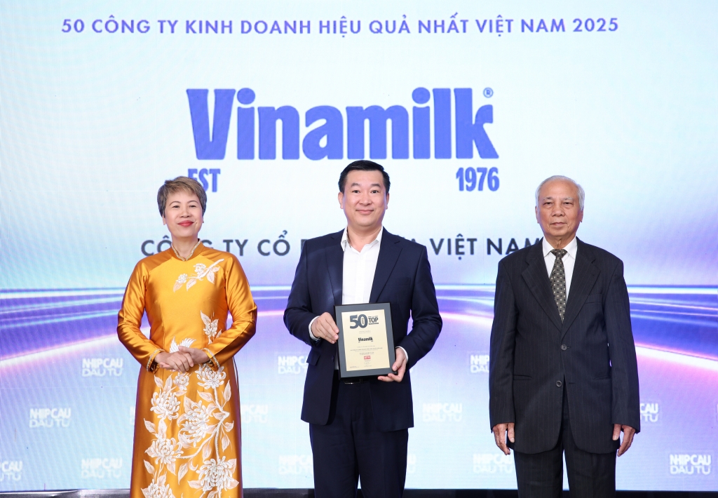 Đại diện Vinamilk - Ông Đỗ Thanh Tuấn, Giám đốc Đối ngoại - nhận vinh danh Top 50 Công ty kinh doanh hiệu quả nhất Việt Nam 2025 – Ảnh: Nguyễn Hoàng Đại diện Vinamilk - Ông Đỗ Thanh Tuấn, Giám đốc Đối ngoại - nhận vinh danh Top 50 Công ty kinh doanh hiệu quả nhất Việt Nam 2025 – Ảnh: Nguyễn Hoàng