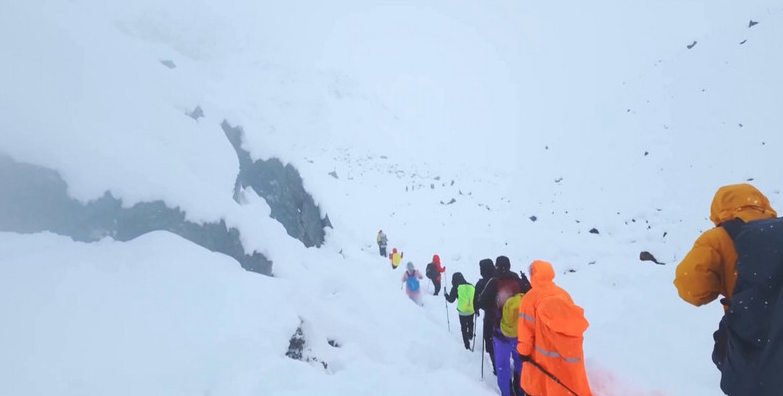 Hơn 350 du khách được giải cứu khỏi bão tuyết bất thường ở Everest