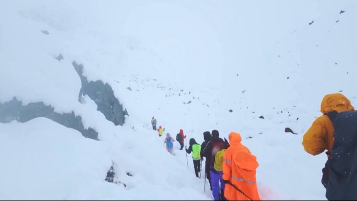 Hơn 350 du khách được giải cứu khỏi bão tuyết bất thường ở Everest