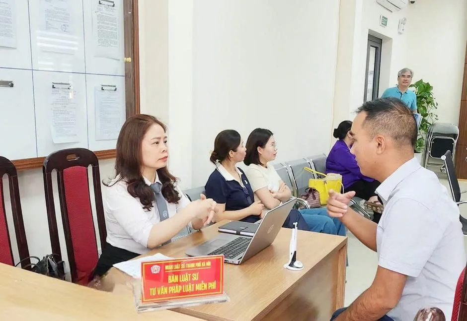 Đoàn  Luật sư TP Hà Nội tư vấn, tuyên truyền pháp luật miễn phí cho người dân. Ảnh B.D