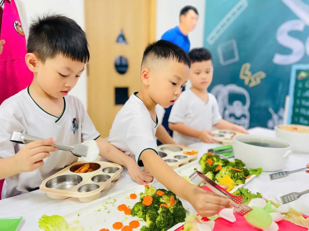 Bữa ăn bán trú của các bé tại hệ thống trường mầm non do Công ty Cổ phần Giáo dục Nuri tư vấn, giám sát vận hành. Ảnh Phương Thái