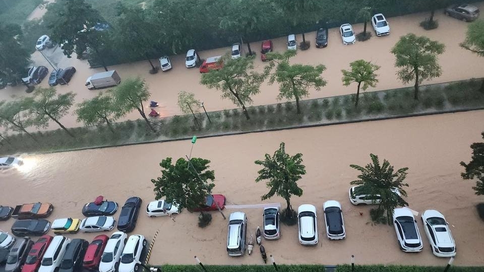 Hà Nội: gần 30 điểm ngập úng do mưa lớn, giao thông tê liệt nhiều khu vực