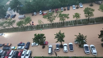 Hà Nội: gần 30 điểm ngập úng do mưa lớn, giao thông tê liệt nhiều khu vực