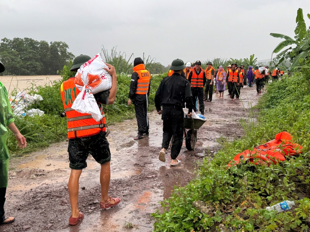 Lực lượng Công an tham gia phối hợp gia cố đê sông Cầu, phường Phan Đình Phùng, tỉnh Thái Nguyên. Ảnh: Bộ Công an