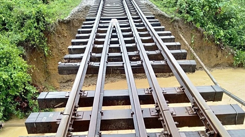 Bão số 11 gây thiệt hại nặng cho hai tuyến đường sắt phía Bắc