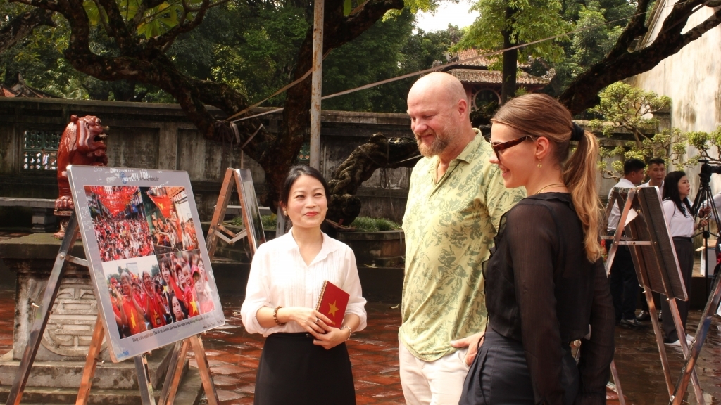 Triển lãm ảnh “Hà Nội trong tôi” năm 2025 hấp dẫn du khách quốc tế