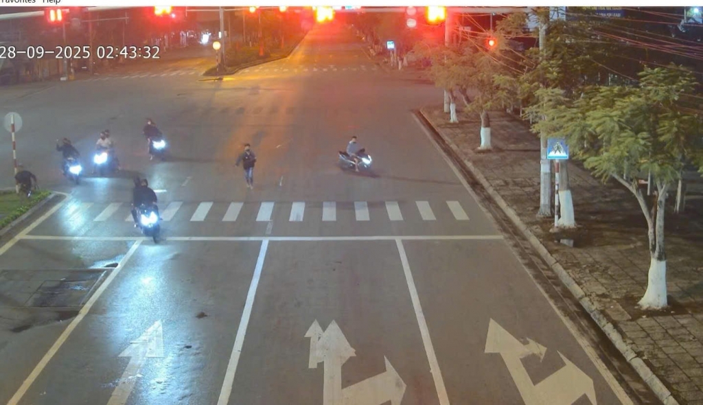 nhóm nam nữ thanh thiếu niên điều khiển xe máy, xe máy điện mang theo hung khí là chai thủy tinh, dao kiếm, giáo nhọn, súng bắn đạn bi sắt… phóng nhanh vượt ẩu, lạn