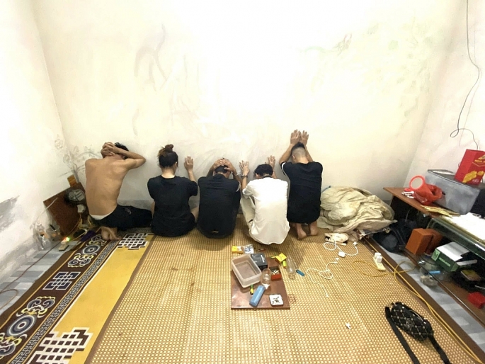 Phú Thọ: bắt quả tang 5 đối tượng tụ tập sử dụng trái phép ma túy đá