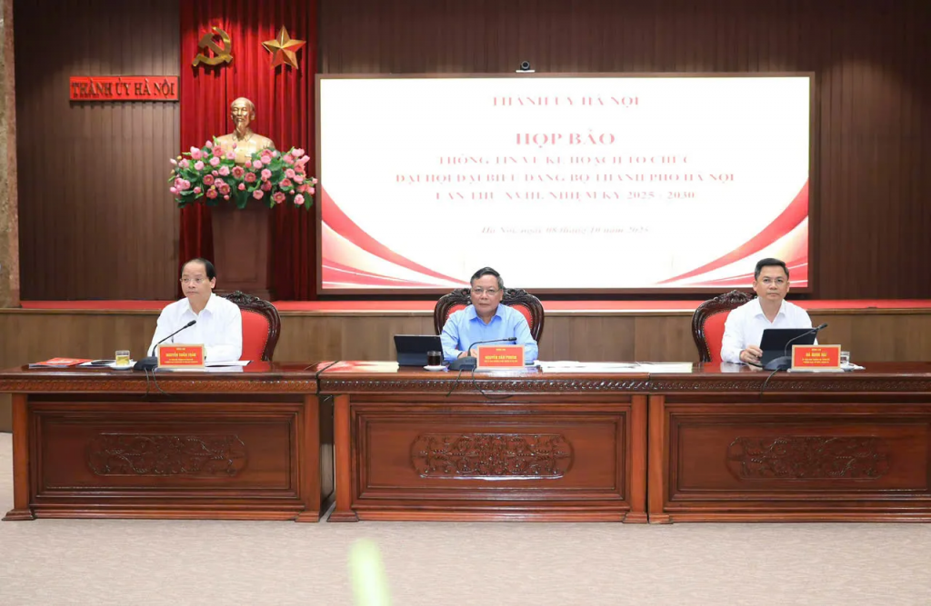 Phó Bí thư Thường trực Thành ủy Nguyễn Văn Phong, Trưởng Ban Tổ chức Thành ủy Hà Minh Hải, Trưởng Ban Tuyên giáo và Dân vận Thành ủy Nguyễn Doãn Toản chủ trì họp báo