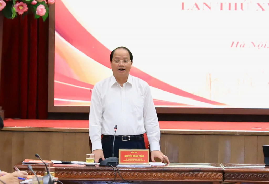 Trưởng Ban Tuyên giáo và Dân vận Thành ủy Nguyễn Doãn Toản trả lời báo chí tại họp báo