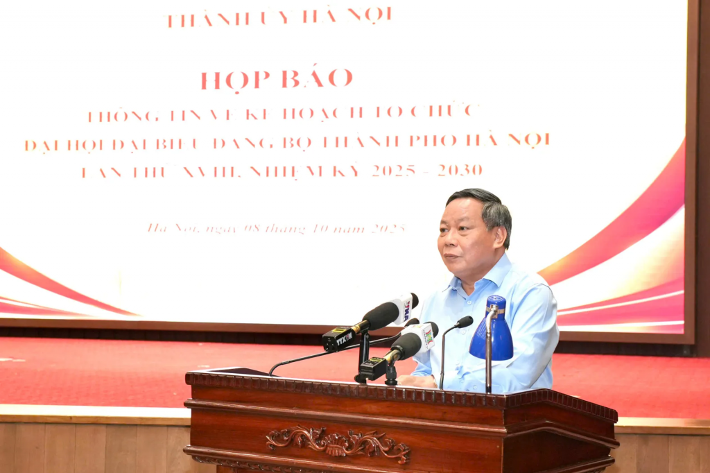 Phó Bí thư Thường trực Thành ủy Nguyễn Văn Phong trả lời tại họp báo