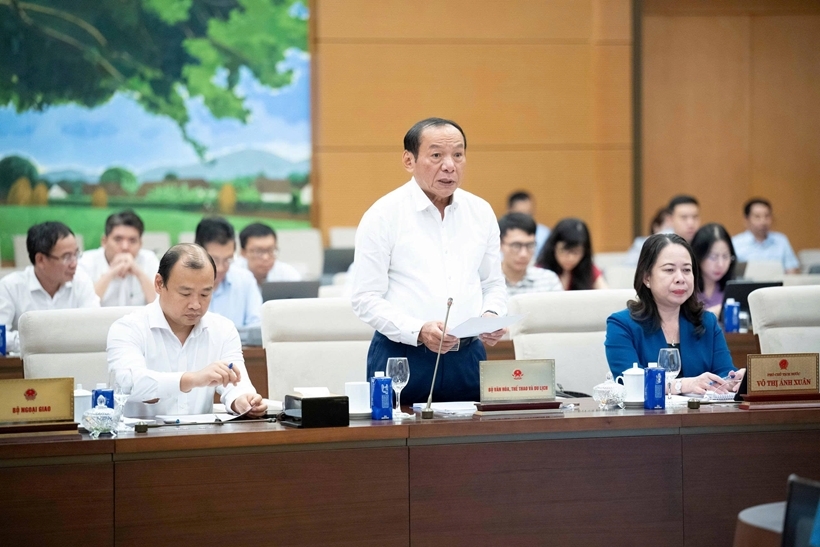 Bộ trưởng Bộ Văn hóa – Thể thao và Du lịch Nguyễn Văn Hùng trình bày Tờ trình. Ảnh: VPQH cung cấp. Bộ trưởng Bộ Văn hóa – Thể thao và Du lịch Nguyễn Văn Hùng trình bày Tờ trình. Ảnh: VPQH cung cấp.