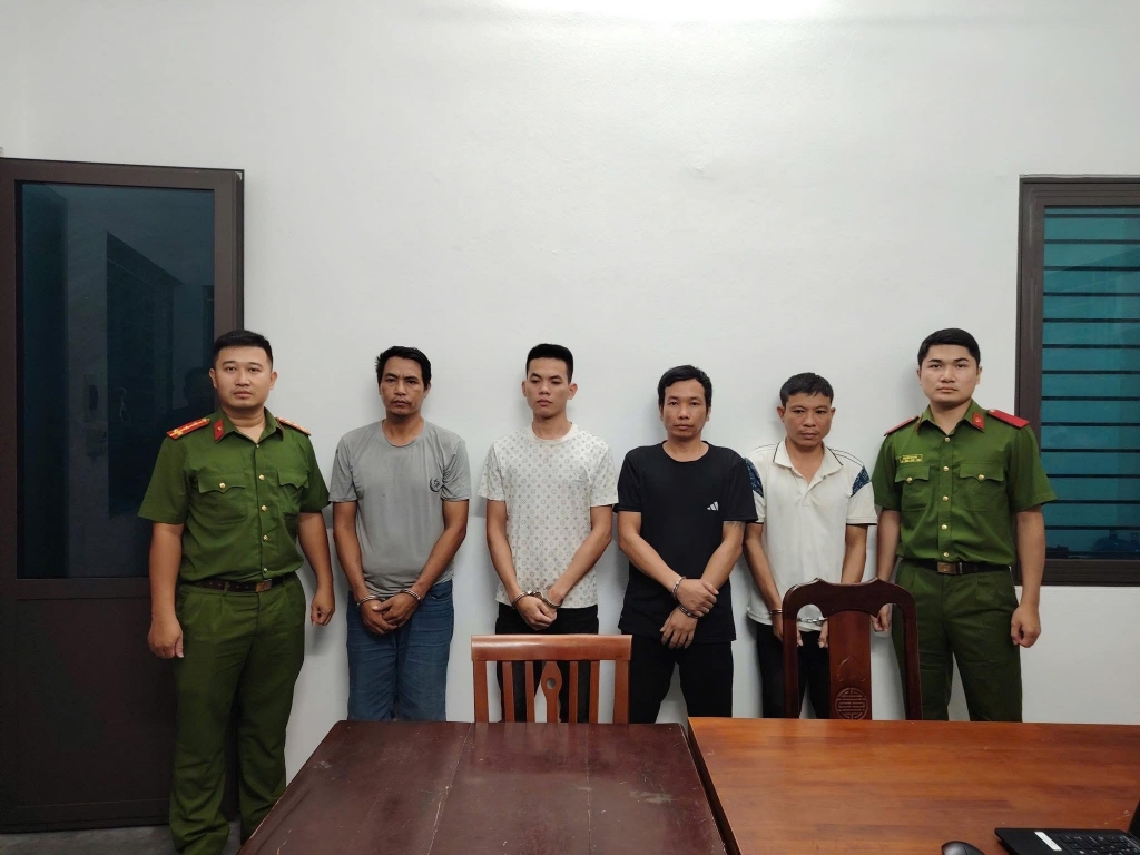 Các đối tượng tại cơ quan công an. Ảnh: CQCA